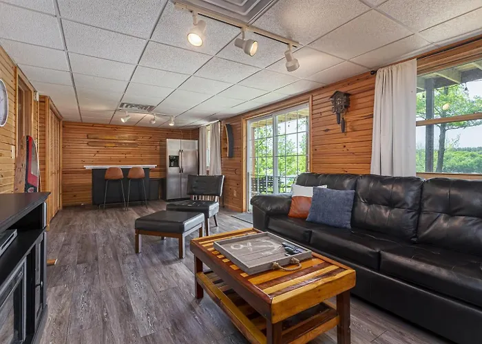Log Hot Tub Retreat, Kayaks Holiday home