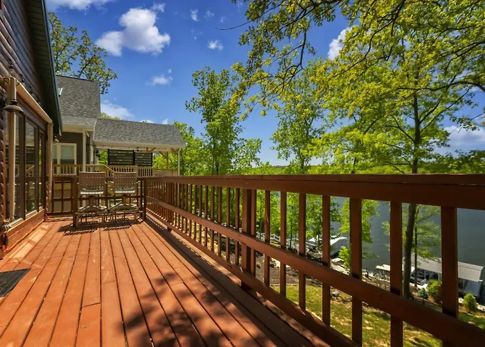 Log Hot Tub Retreat, Kayaks Holiday home